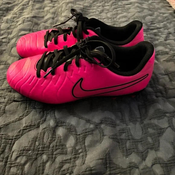 Like New Nike Girls Pink Soccer Cleats - Picture 4 of 6